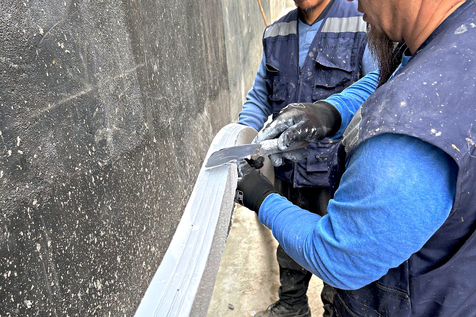 Cuadrilla PROTEQ trabajando en el encuentro entre muro y losa